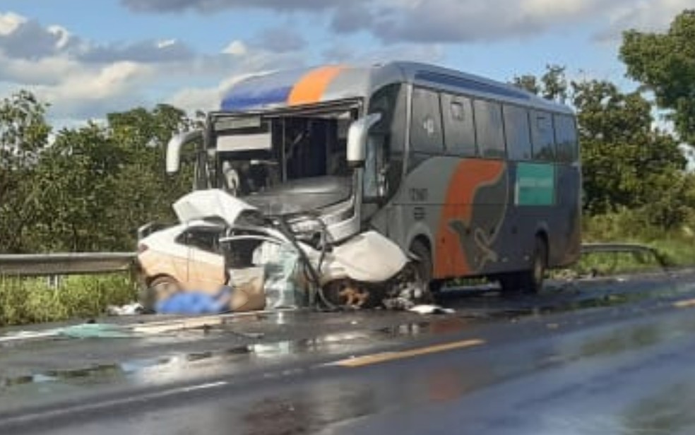 Carro fica destruído após acidente com ônibus na BR-020, em Goiás  — Foto: Divulgação/Corpo de Bombeiros