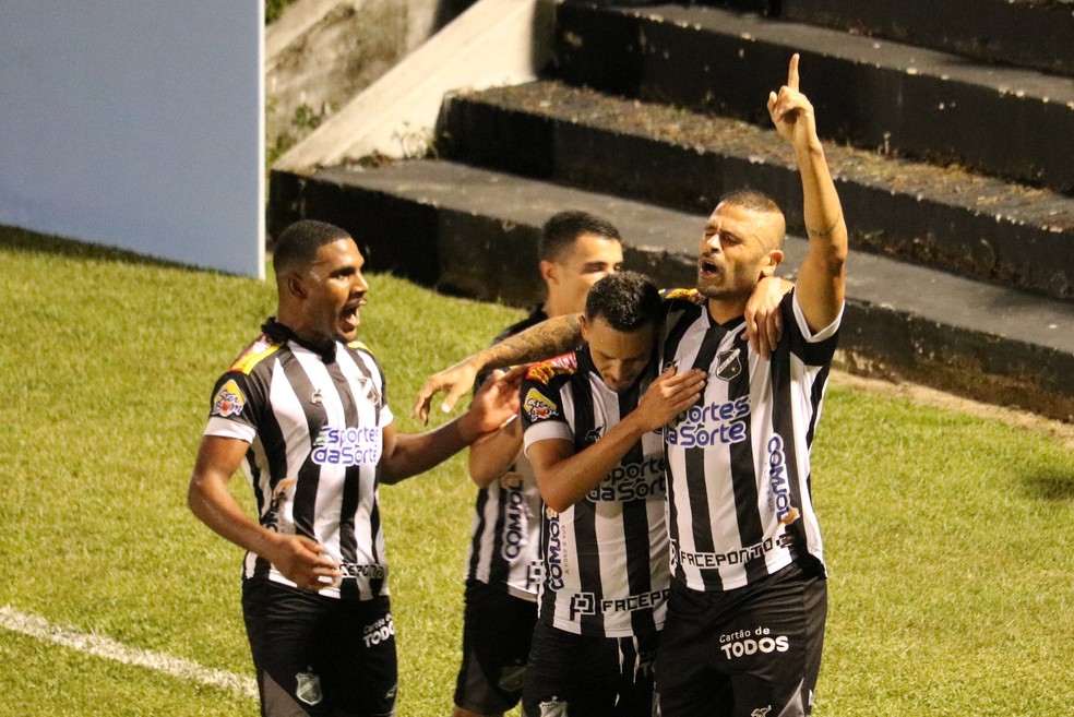 Allan Dias fez o primeiro gol do ABC nesta quarta-feira — Foto: Augusto César Gomes
