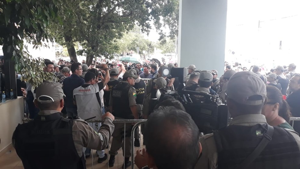 Manifestantes ameaçam entrar à força na Aleac — Foto: Iryá Rodrigues/G1