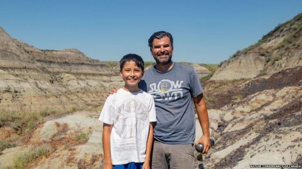 Nathan e Dion frequentemente fazem caminhadas na unidade de conservação de Alberta Badlands — Foto: Nature Conservancy of Canada via BBC