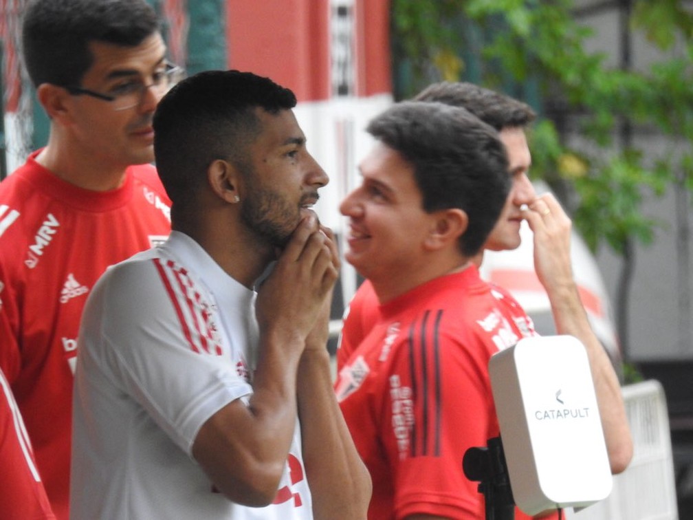 Rojas observa treino do São Paulo — Foto: Marcelo Hazan