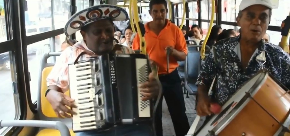 Sanfoneiro piauiense Luiz Arcanjo se apresenta dentro de ônibus em Salvador (BA) — Foto: TV Clube