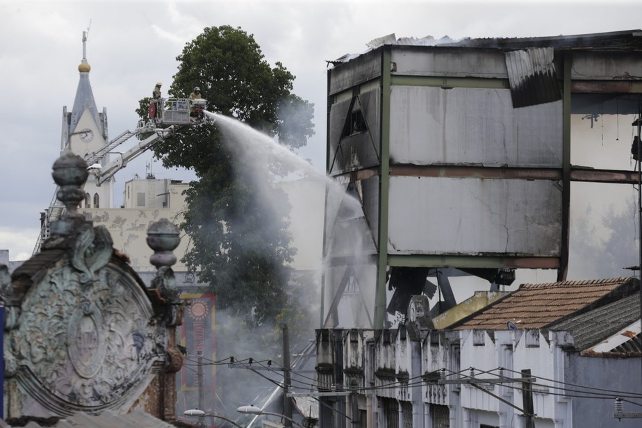Bombeiro combate incêndio em lojas em Nova Iguaçu
