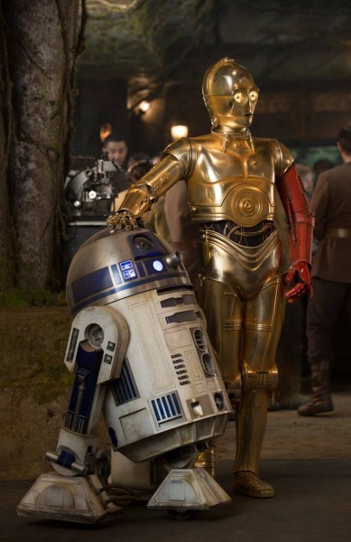 Os clássicos robôs R2-D2 e C3-PO de volta (Foto: Divulgação)