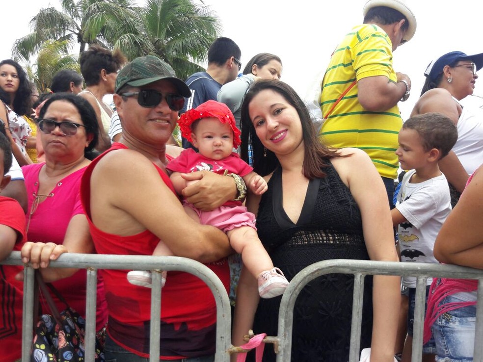 Helen trouxe a família toda para acompanhar o desfile. Essa é a primeira vez que a filhinha dela participa (Foto: Magda Ataíde/G1) Helen trouxe a família toda para acompanhar o desfile. Essa é a primeira vez que a filhinha dela participa (Foto: Magda Ataíde/G1)