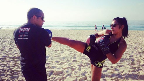 Priscila Pires: luta na praia (Foto: Reprodução/ Instagram)