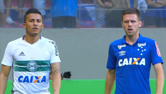 Com boa atuação, Ezequiel coloca dúvida na cabeça de Mano Menezes