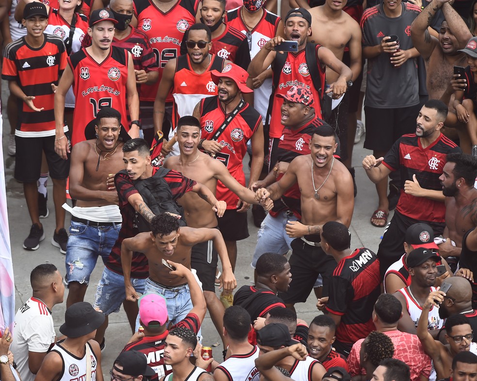 Torcedores do Flamengo se aglomeram no entorno do Maracan&atilde; &mdash; Foto: Andr&eacute; Dur&atilde;o