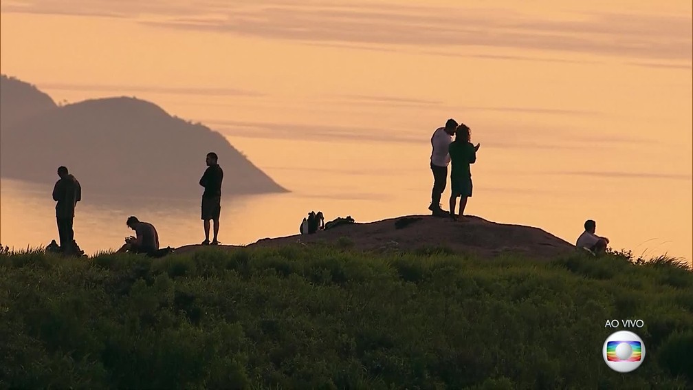 Arrebol no amanhecer desta quarta-feira (17) no Rio foi um deslumbre para quem se aventurou a escalar a Pedra da Gávea (Foto: Reprodução/ TV Globo)