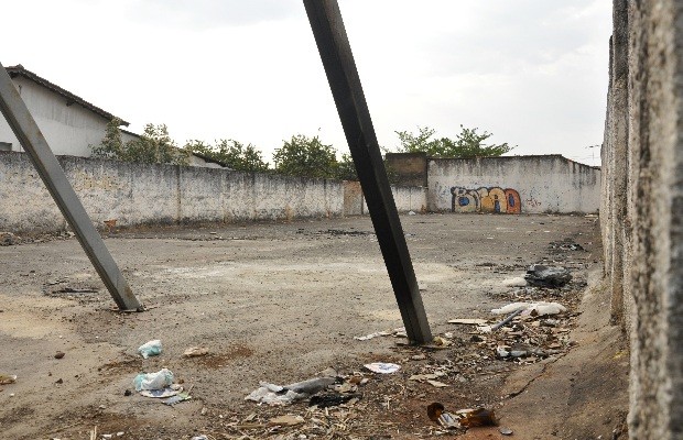 Lote da Rua 57, no Centro de Goiânia, foi um dos locais contaminados pelo césio-137 e até hoje segue inabitado (Foto: Adriano Zago/G1)