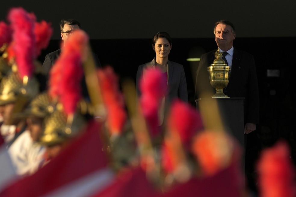 Bolsonaro e a primeira-dama Michelle recebem coração de D. Pedro I na rampa do Planalto em cerimônia nesta terça-feira (23). — Foto: Eraldo Peres/AP