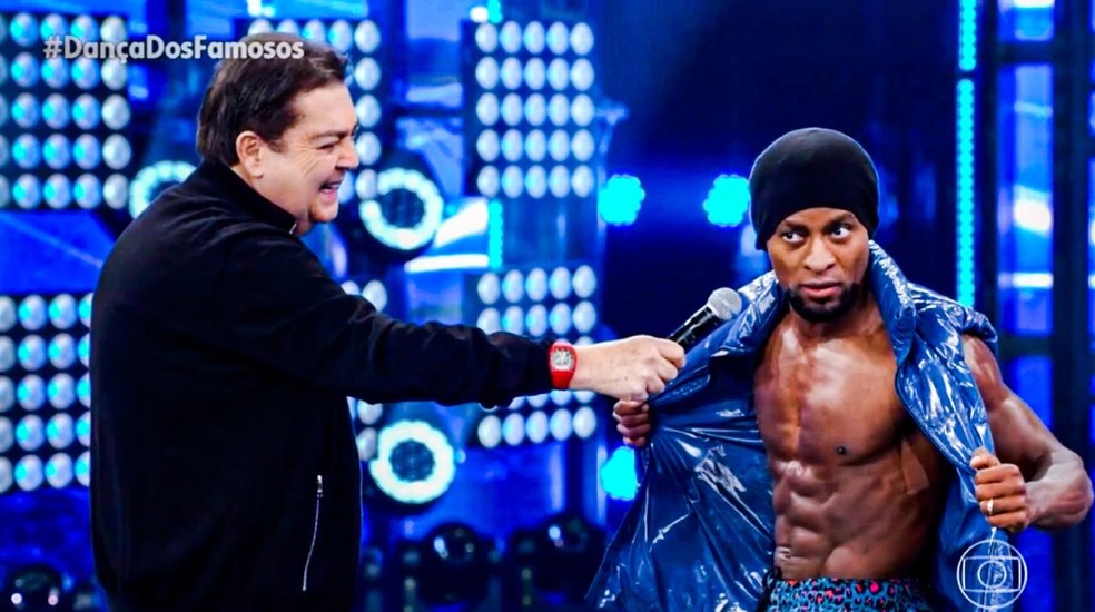 Zé Roberto deixou todo mundo de queixo caído com seu shape no palco do 'Domingão' — Foto: Globo