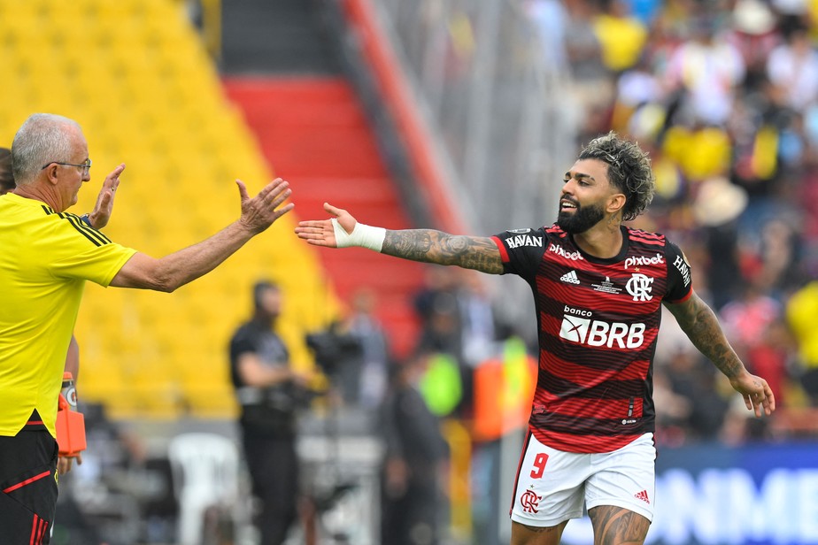 Gabigol cumprimenta Dorival Júnior após marcar o gol do título