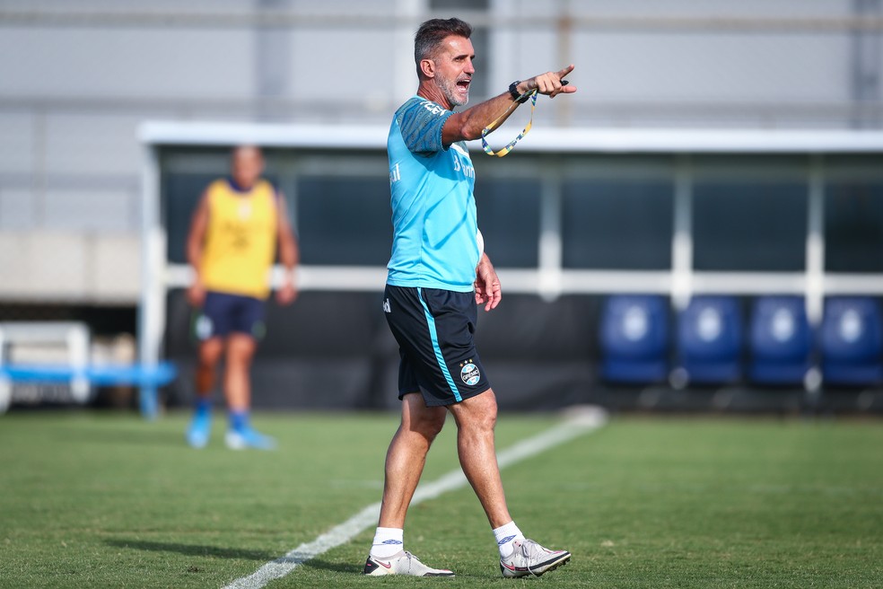 Vagner Mancini comanda treino do Grêmio — Foto: Lucas Uebel/Grêmio