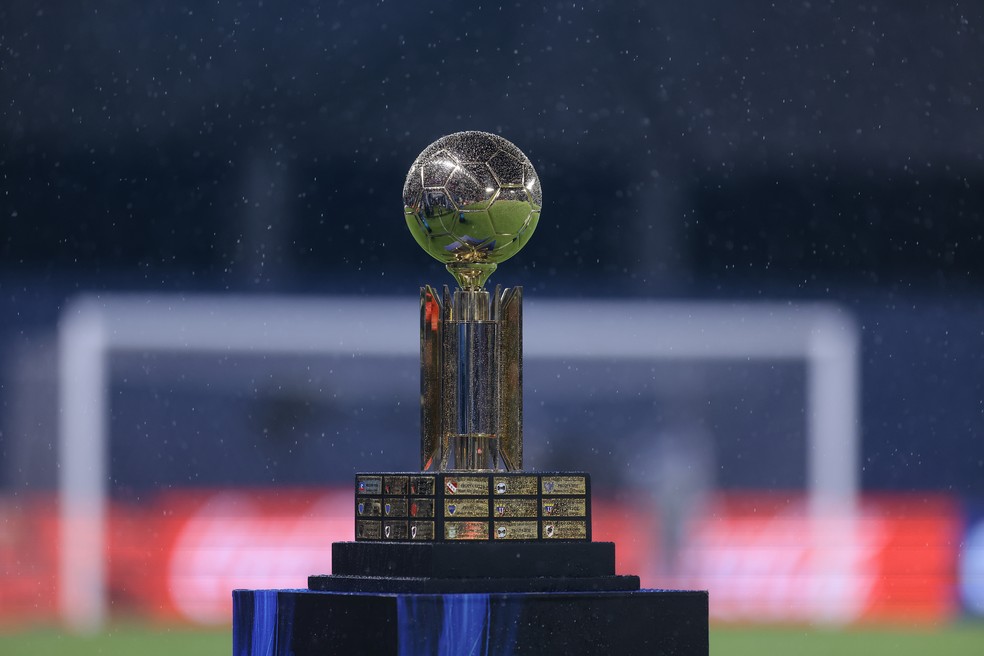 Taça da Recopa Sul-Americana 2023 — Foto: Franklin Jacome/Getty Images