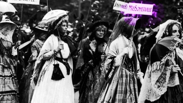 Em um desfile em 1911 em que sufragistas se vestiram como mulheres famosas, uma delas foi de Mary Somerville (Foto: Getty Images via BBC News Brasil)