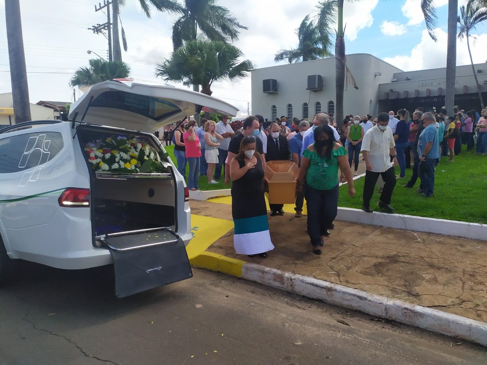 Corpo do vereador Cicero Lucas da Silva (DEM) foi sepultado nesta quarta-feira (17) em Piquerobi — Foto: Bruna Bachega/TV Fronteira