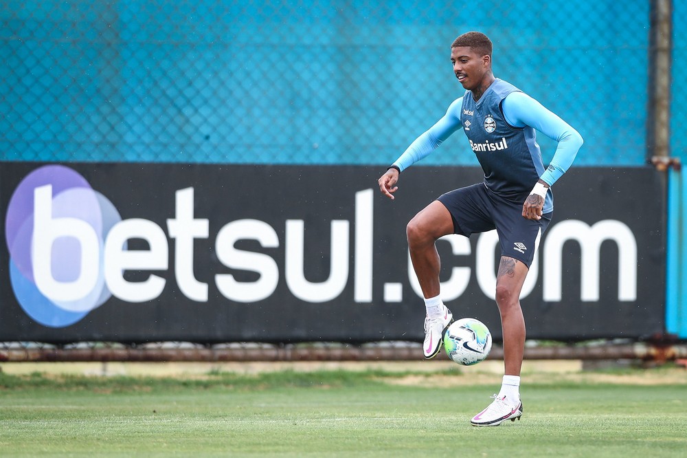 Escalação do Grêmio: Vanderlei, Kannemann, Jean Pyerre e Diego Souza não viajam para Fortaleza