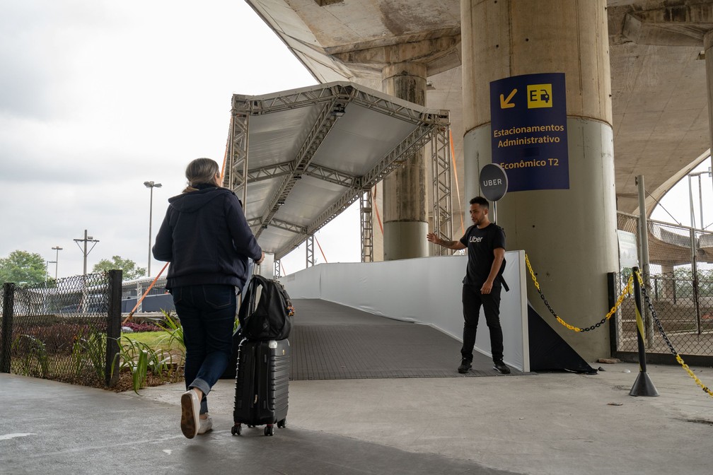 Passarela liga o Terminal 2 do Aeroporto Internacional Tom Jobim, no Galeão, ao Uber Lounge — Foto: Divulgação