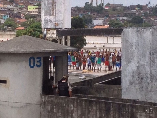 Detentos ocupam laje de presídio no Complexo do Curado, no Recife (Foto: Marina Barbosa/G1)