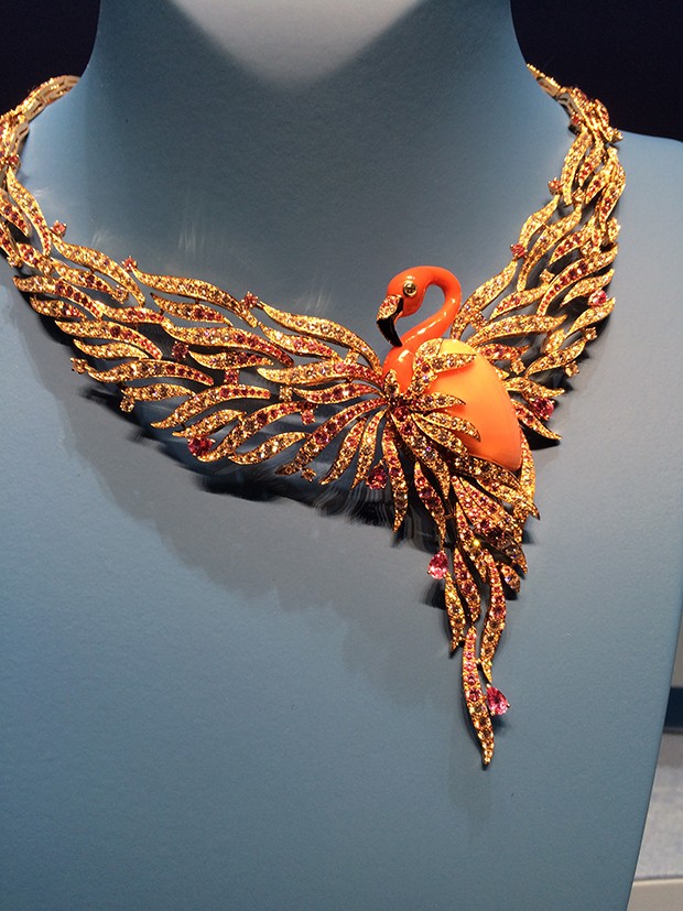 MEDITERRANEAN SEA: Flamant corail ‘pink flamingo’ detachable necklace with pink and red coral, pink gold and sapphires, peridots and onyx (Foto: Suzy Menkes/ Instagram)