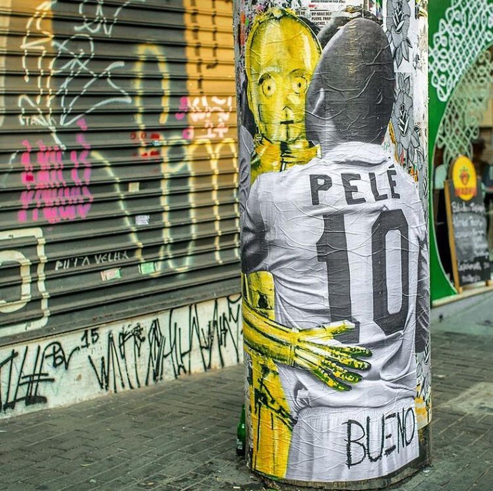 Pelé e C3-PO, do filme Star Wars, em poste da Rua Augusta, em São Paulo — Foto: Luis Bueno/Arquivo pessoal