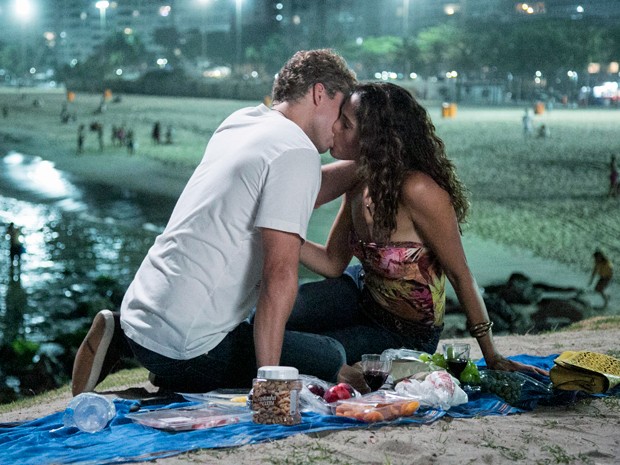 Thiago Fragozo e Camila Pitanga gravam cena noturna de beijo na praia (Foto: Raphael Dias / Gshow)