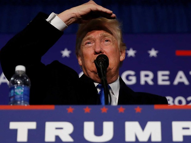 Candidato republican, Donald Trump, fala durante evento de campanha em Leesburg, na Virginia, nesta segunda-feira (7)  (Foto: Carlo Allegri/ Reuters)