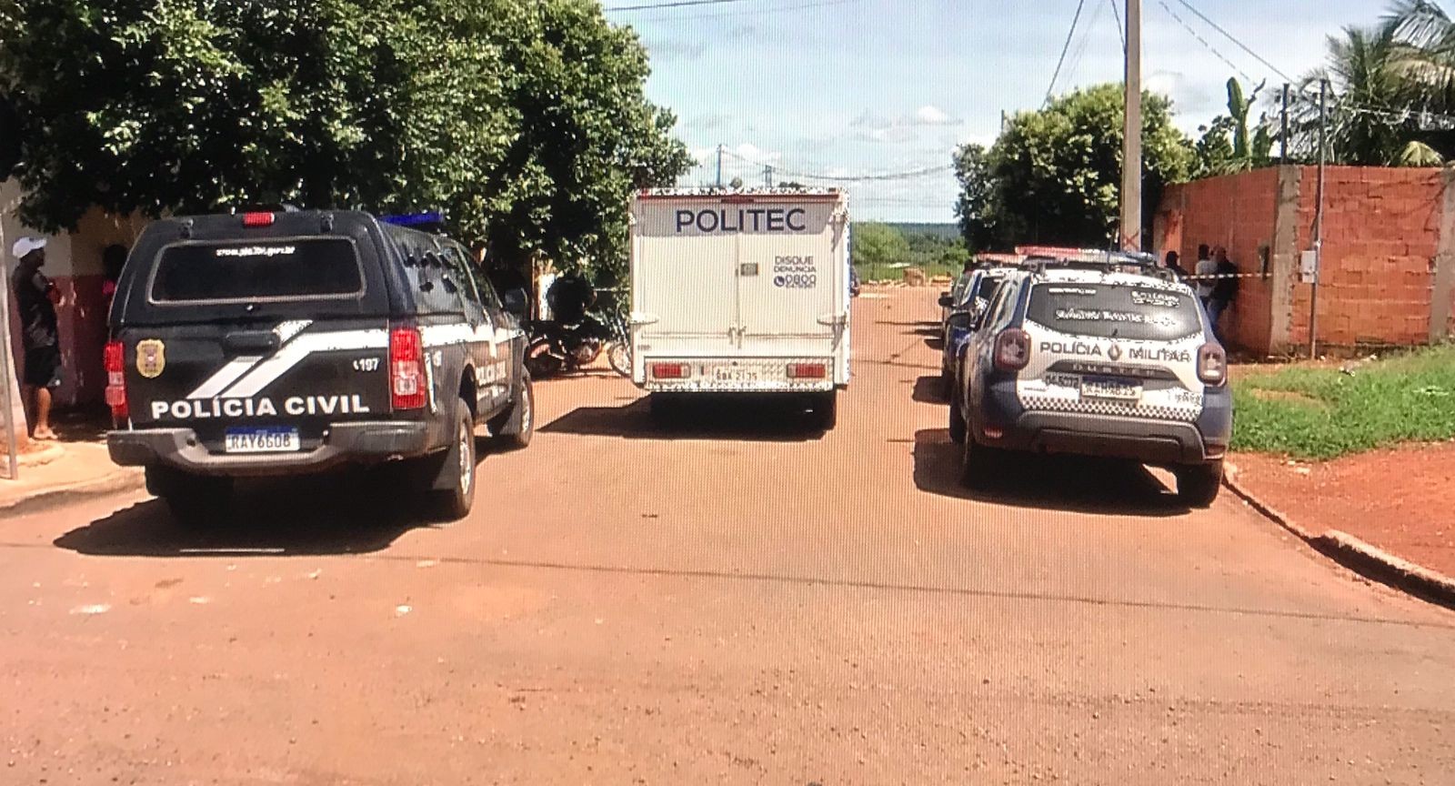 Mulher é presa suspeita de matar o ex-namorado após ele entrar na casa dela e atirar no atual companheiro em MT