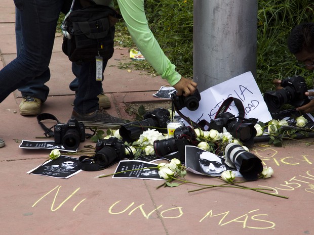 Cientos de personas protestaron este domingo (2) contra la muerte de un fotoperiodista y 4 mujeres en México (Foto: AFP PHOTO/HECTOR GUERRERO)