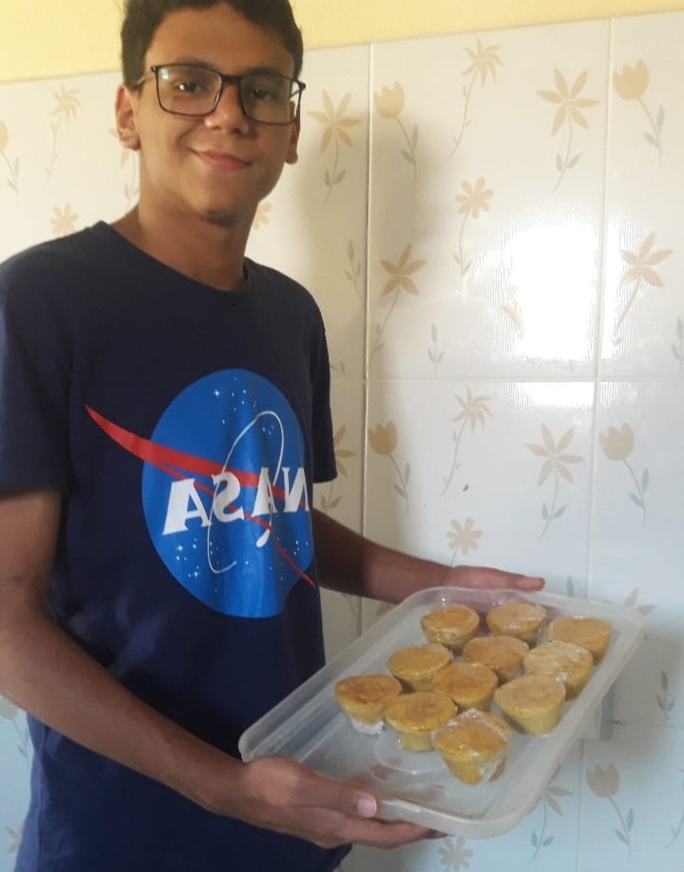 Arthur Felipe vende empadas para comprar telesc&oacute;pio no interior do RN &mdash; Foto: Cedida