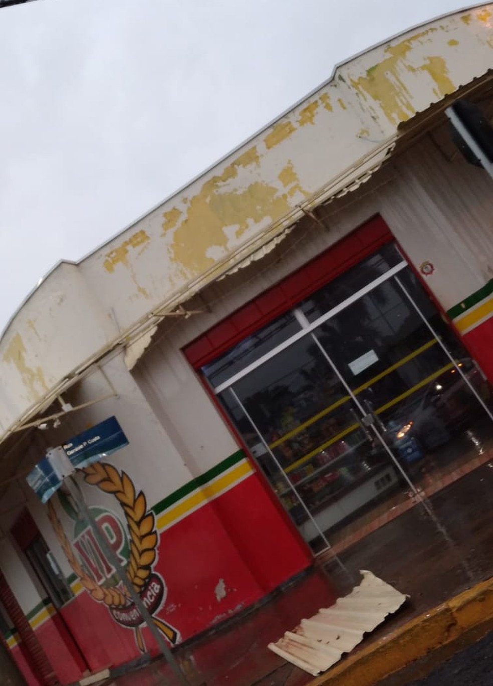 Estabelecimento foi destelhado em Rosana por conta dos ventos fortes — Foto: Valter Rafael Barbosa 