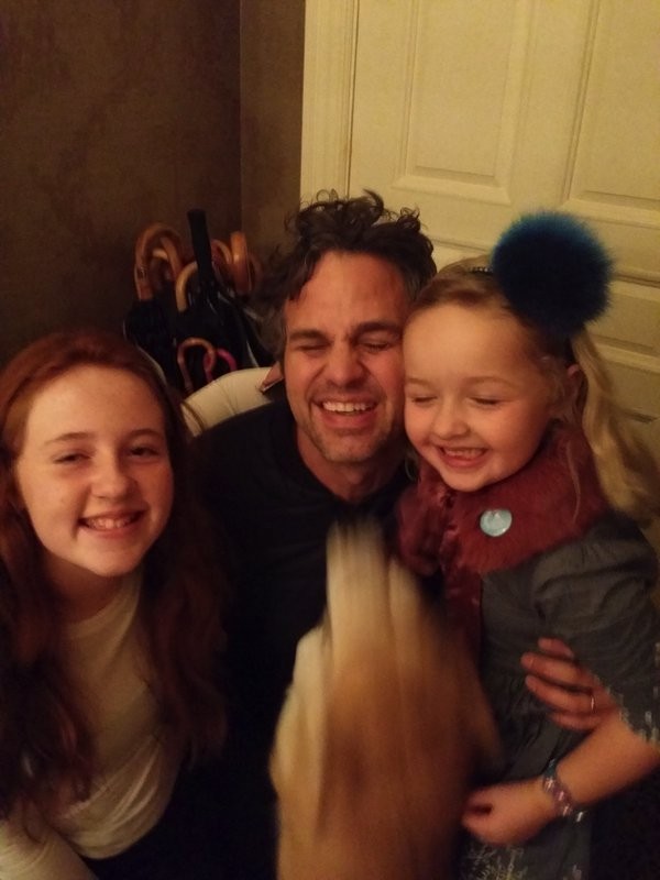 A foto de Mark Rufallo com as duas garotinhas que encontraram seus pertences (Foto: Twitter)