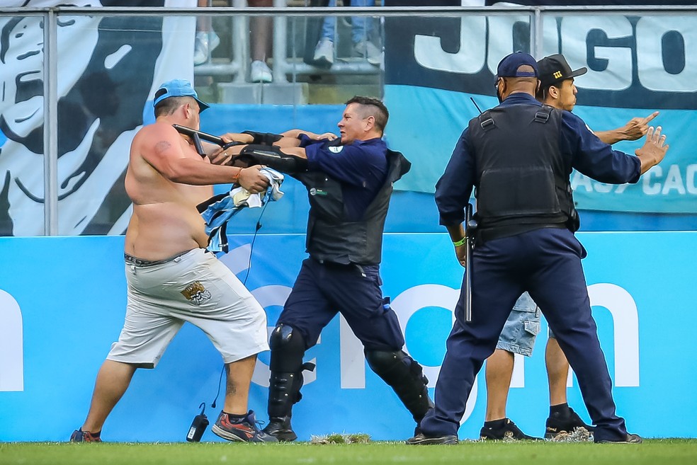 Torcedores do Grêmio invadem o gramado da Arena — Foto: Pedro H. Tesch/AGIF