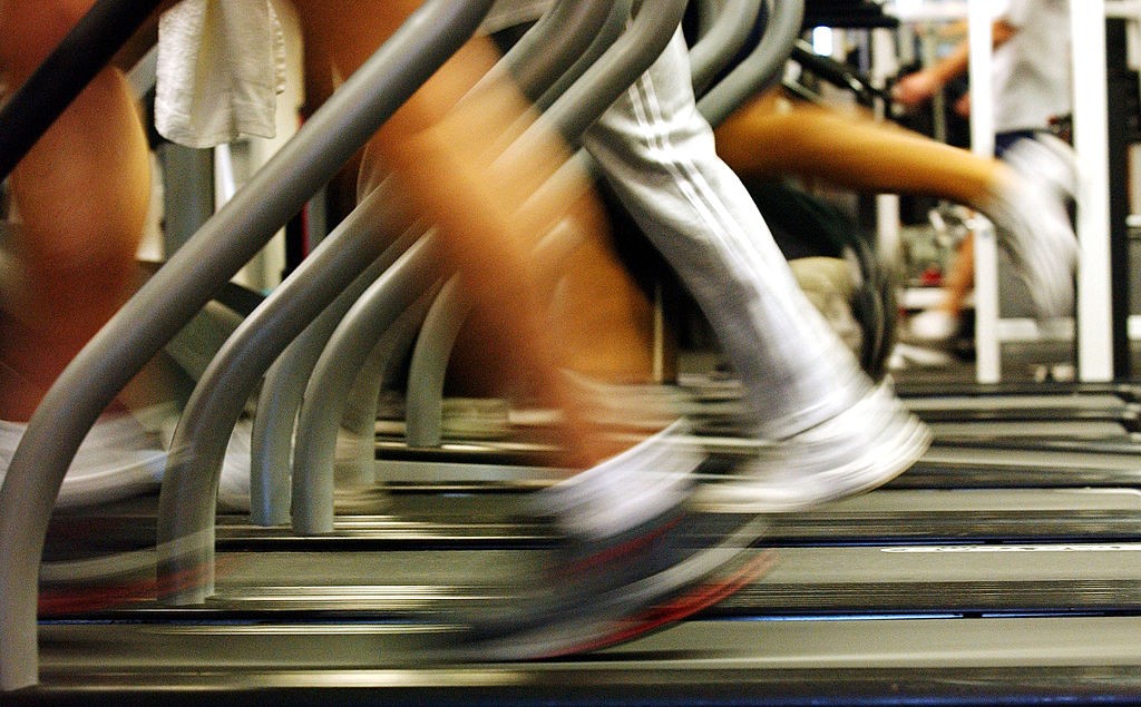 BROOKLYN, NEW YORK - JANUARY 2:  People run on treadmills at a New York Sports Club January 2, 2003 in Brooklyn, New York. Thousands of people around the country join health clubs in the first week of the new year as part of their New Year's resolution. M (Foto: Getty Images)