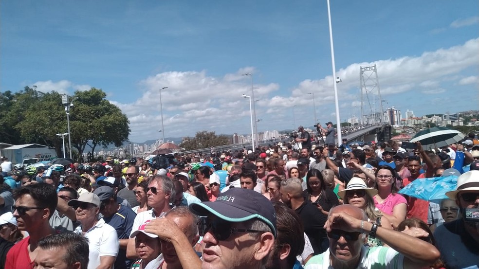Público aguarda a liberação da Ponte Hercílio Luz em Florianópolis — Foto: Valéria Martins/ G1 SC