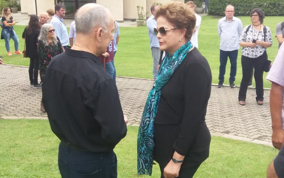 Rui Falcão e Dilma Rousseff conversam ao chegarem ao velório do neto de Lula, em São Bernardo do Campo — Foto: Estadão Conteúdo