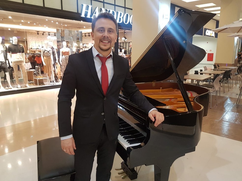 Pianista Diego Novaes retoma apresentações no shopping de Mogi das Cruzes depois de cinco meses — Foto: Cristina Requena/Mestra Comunicação