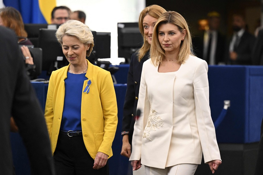 A presidente da Comissão Europeia, Ursula von der Leyen, com a primeira-dama da Ucrânia, Olena Zelenska, no Parlamento Europeu