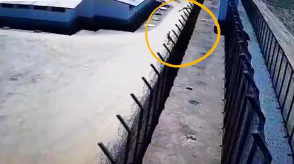 Detentos pulando grades de segurança e fugindo de Presídio de Ariquemes, RO — Foto: Reprodução/Polícia Civil 