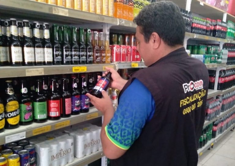 Procon autua dois supermercados de João Pessoa por venda de produtos vencidos