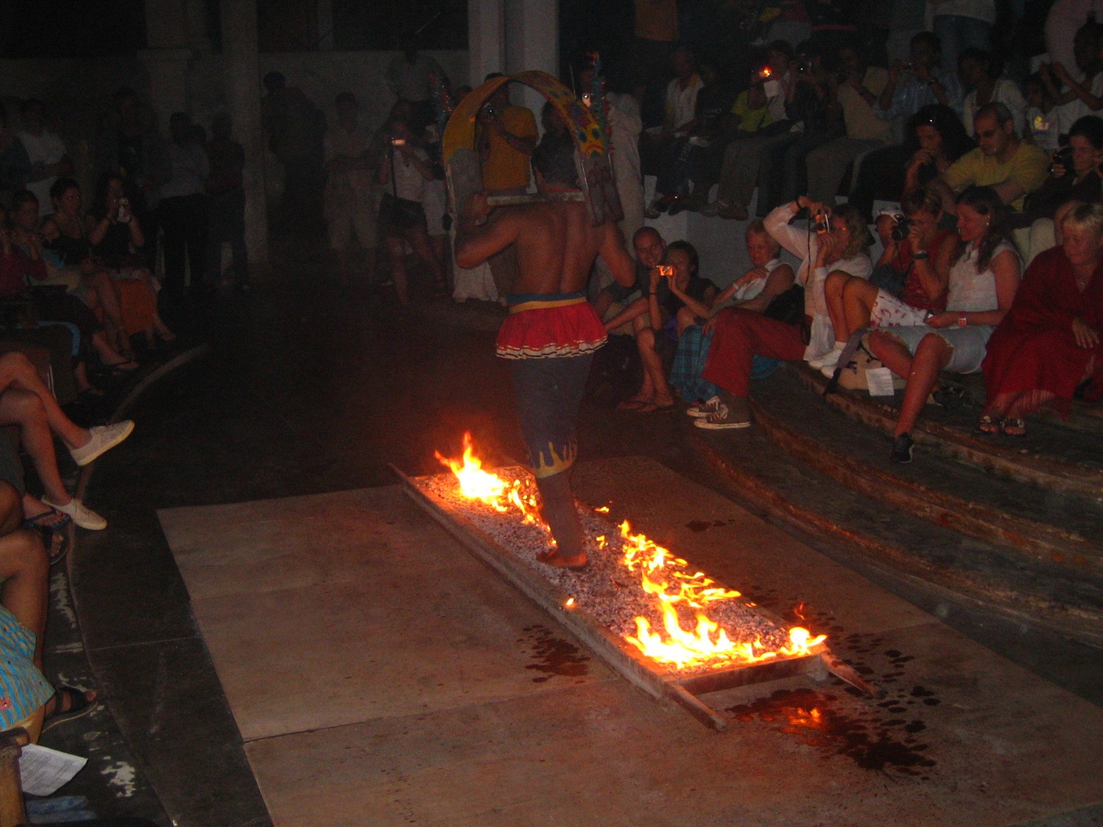 Caminhada sobre o fogo, no Sri Lanka (Foto: Aidan Jones/Creative Commons)