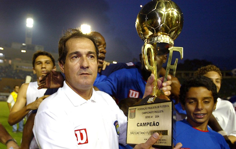 Muricy Ramalho ergue taça do São Caetano campeão paulista em 2004 — Foto: Arquivo / Agência Estado