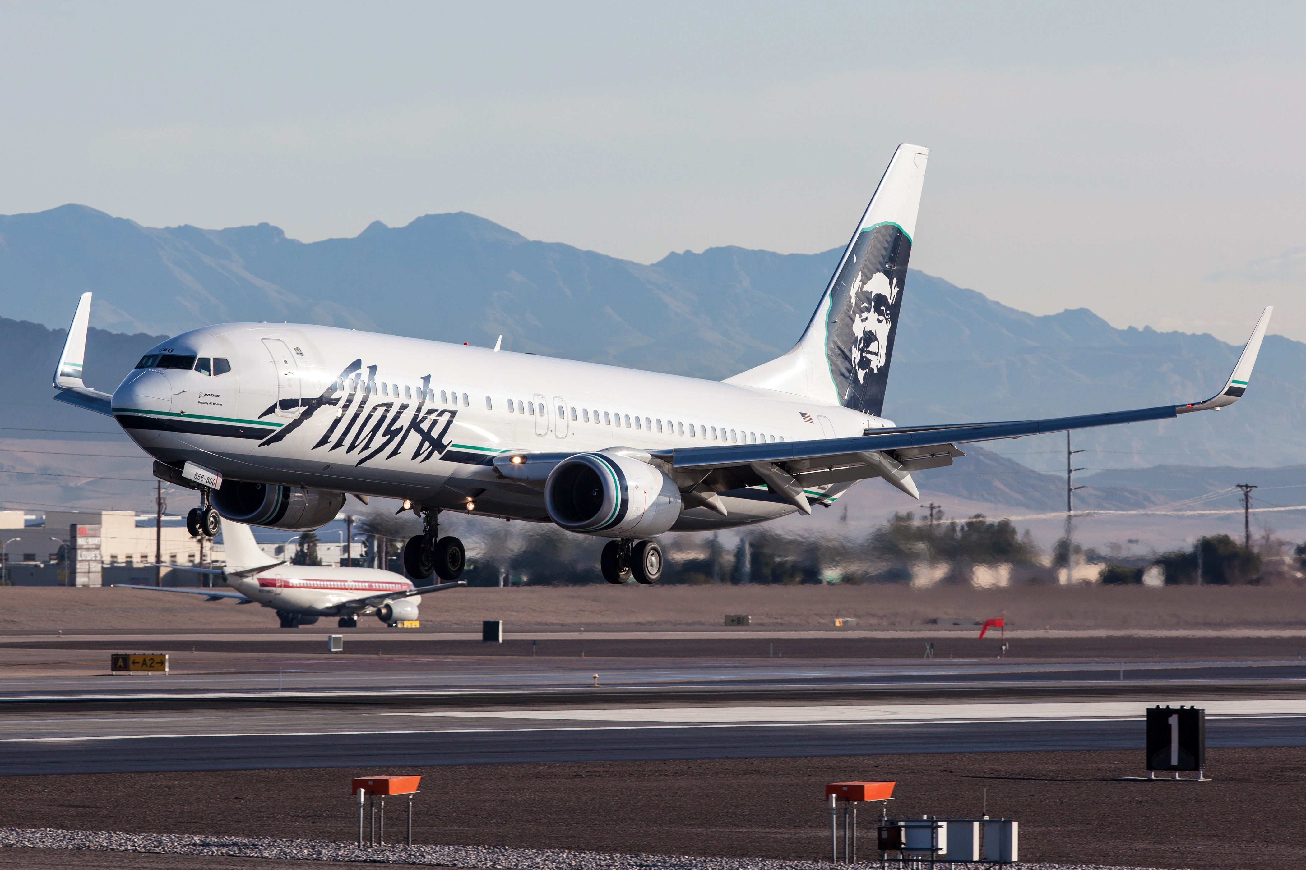 Avião da Alaska Airlines faz pouso de emergência depois que passageiro ameaça matar todos à bordo (Foto: Getty Images)