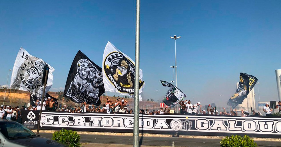 Organizada do Atlético-MG vai ao aeroporto apoiar Sampaoli e atletas antes  de jogo em Goiânia | atlético-mg | ge