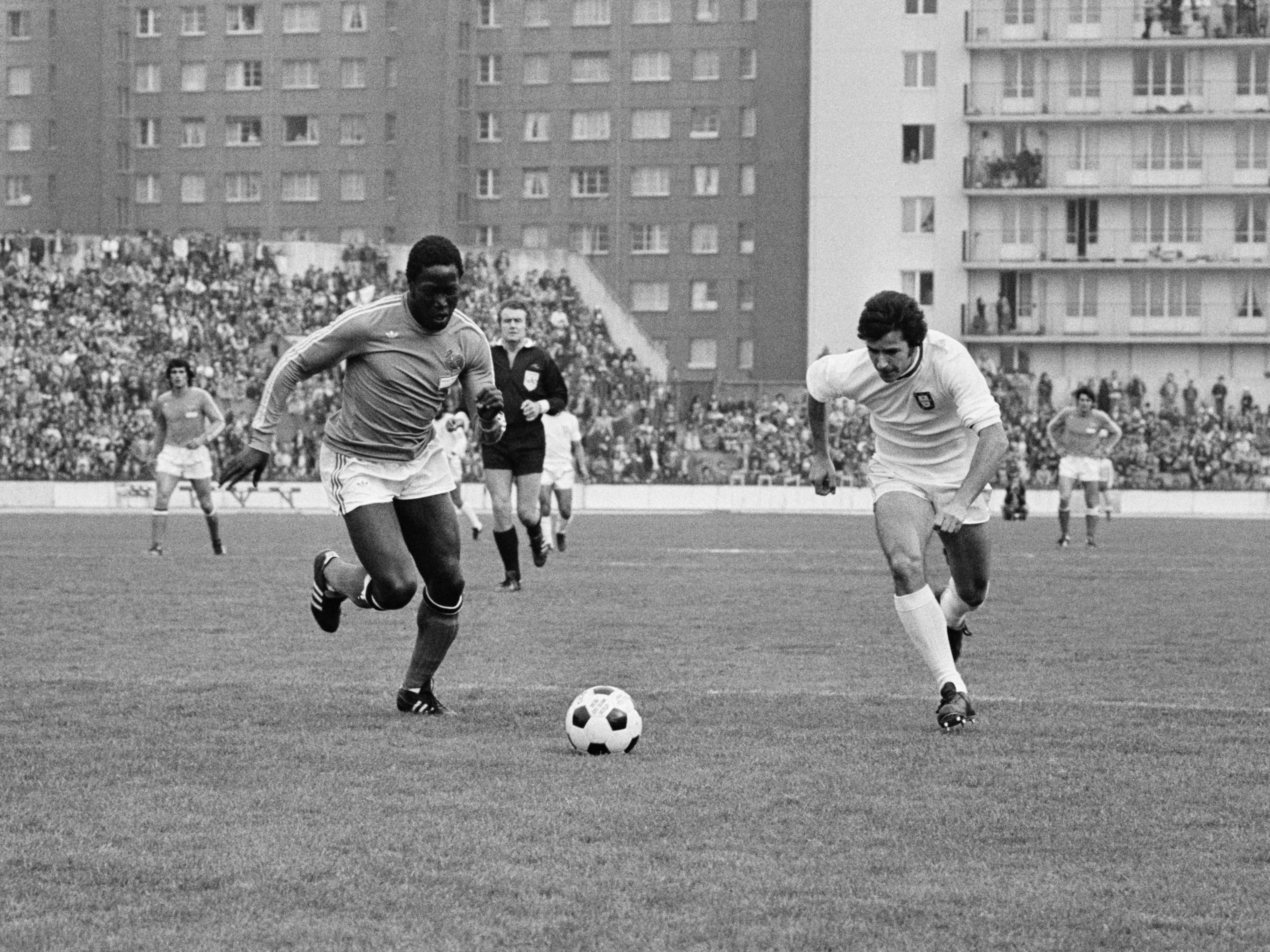 Jean-Pierre Adams disputa bola em jogo amistoso entre as seleções de França e Portugal (Foto: getty)