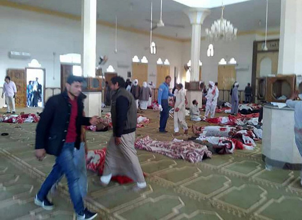 Ataque com bomba e armas de fogo contra mesquita deixou mais de 100 mortos no Sinai, no Egito, nesta sexta-feira (24)  (Foto: AFP)