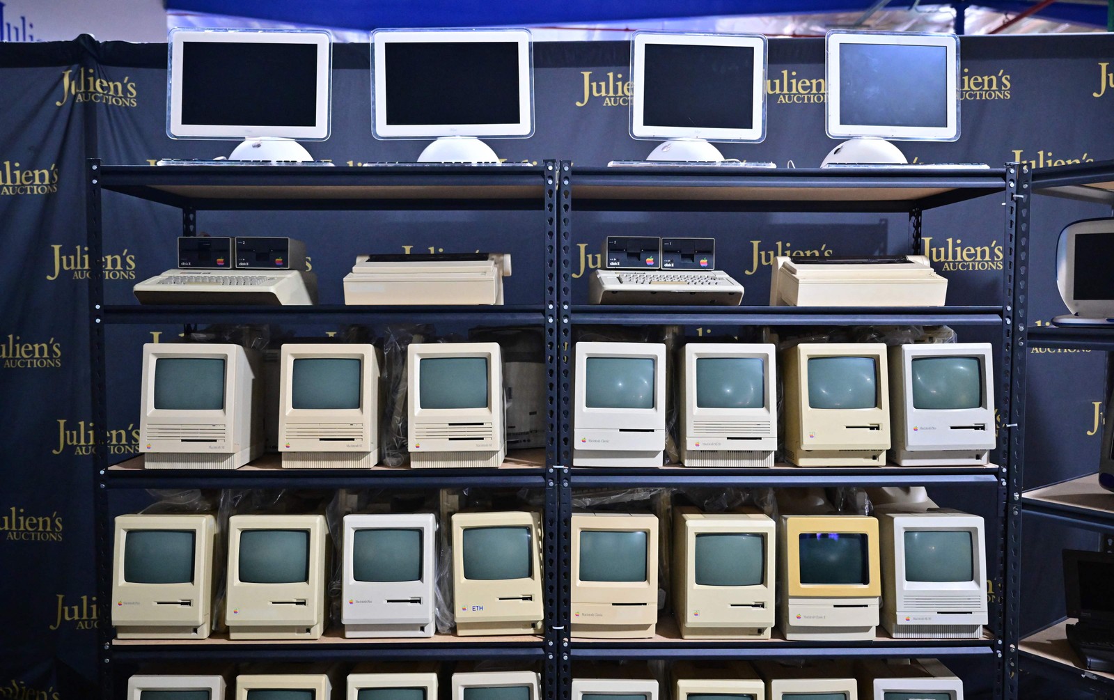Coleção de computadores da marca americana Apple irá a leilão — Foto:  Frederic J. BROWN / AFP