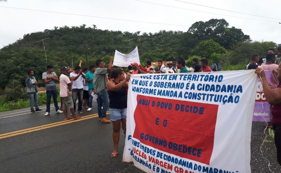 Protesto fechou a BR-222, na altura do povoado Placas, em Vargem Grande (Foto: Divulgação/PRF)
