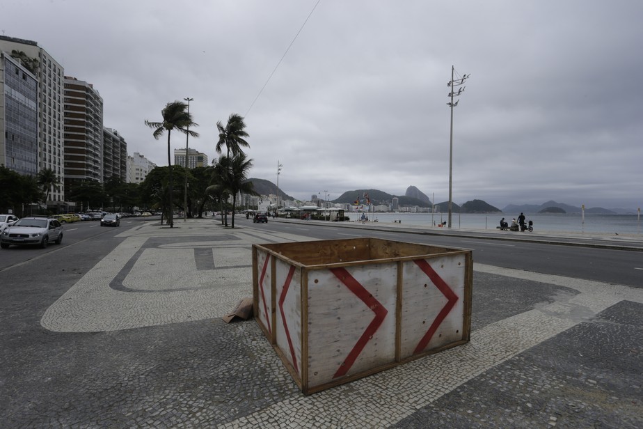 Um dos locais de onde foram retirados os postes na Avenida Atlântica, em Copacabana